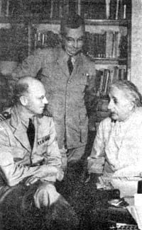 Albert Einstein con oficiales navales en 1943