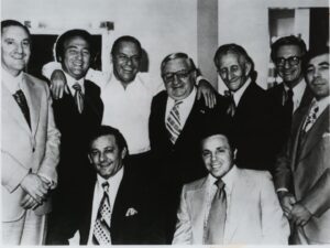 Miembros de la mafia Tommy 'Fatso' Marson, Don Carlo Gambino 'El padrino’ y Jimmy 'La comadreja’ Fratianno con el cantante.