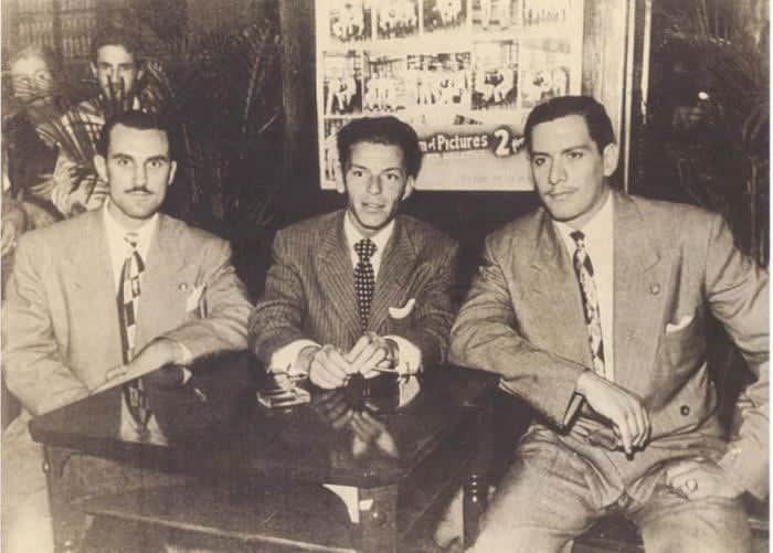 Frank Sinatra (centro), junto a los mafiosos norteamericanos Joe y Rocco Fischetti, en el bar habanero Sloppy