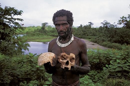 Kili Kili sosteniendo el cráneo de un individuo comido por khakhua