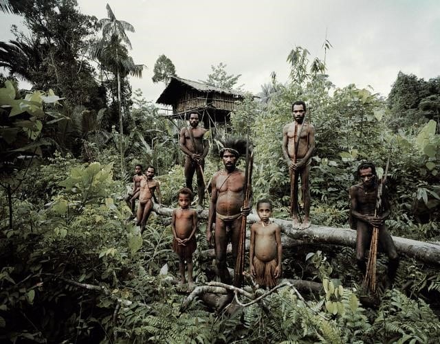 Integrantes de la tribu Korowai, Papúa Nueva Guinea