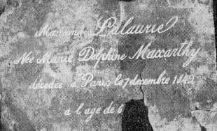 La placa con el epitafio: “Madame LaLaurie, de soltera Marie Delphine Maccarthy, murió en París el 7 de diciembre de 1842, a la edad de 6-“