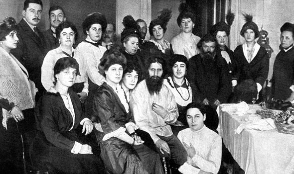 Rasputín rodeado de nobles rusos