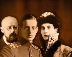 Félix Yusúpov (centro) con dos nobles que conspiraron en la muerte de Rasputín