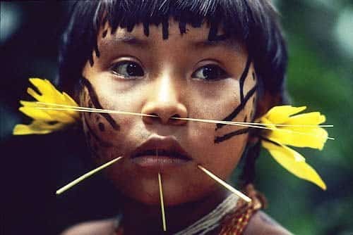 Niña de tribu Yanomamis