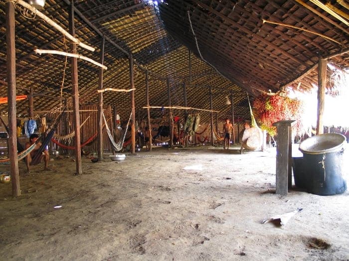 Interior de una vivienda de los Yanomami