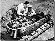 La maldicion de tutankamon - Howard Carter ante el sarcófago del faraón