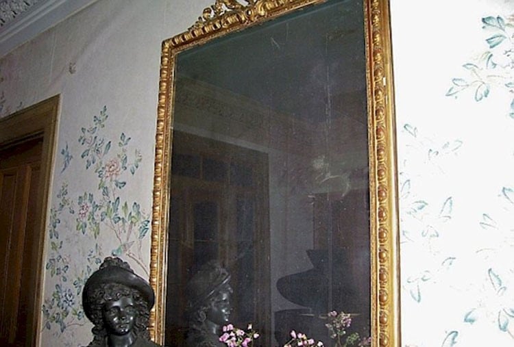 El espejo se ubica en la sala principal de la casa