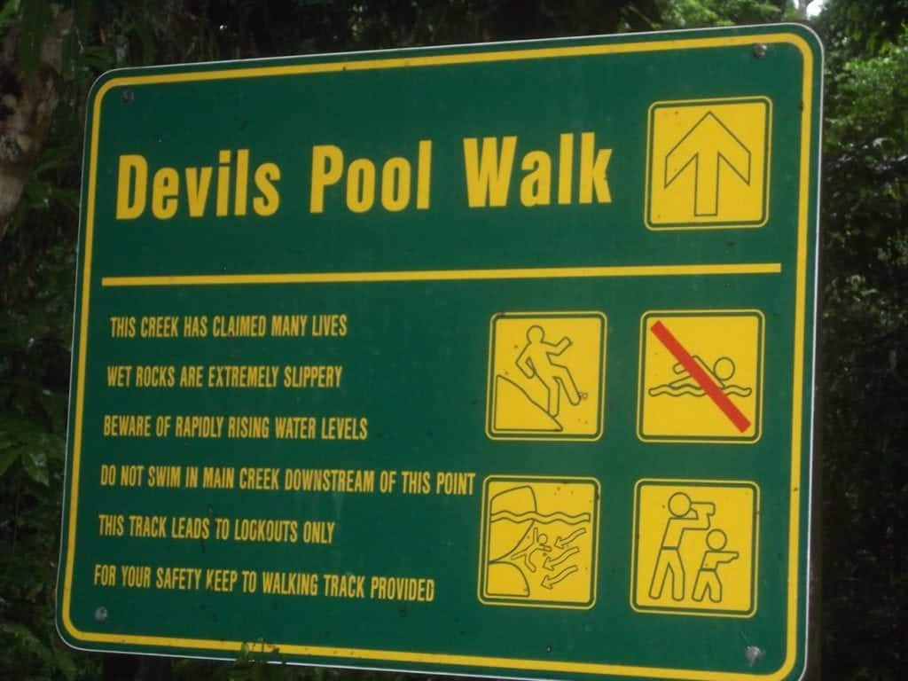 Señales de advertencia para visitantes de La piscina del diablo