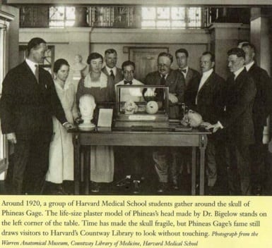 Alrededor de 1920 un grupo de estudiantes de Medicina posan con el cráneo de Phineas Gage