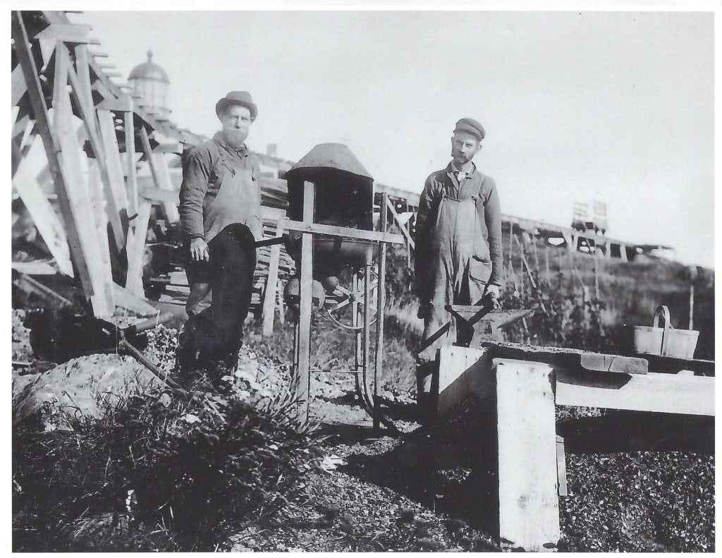 Trabajadores en la construcción del faro