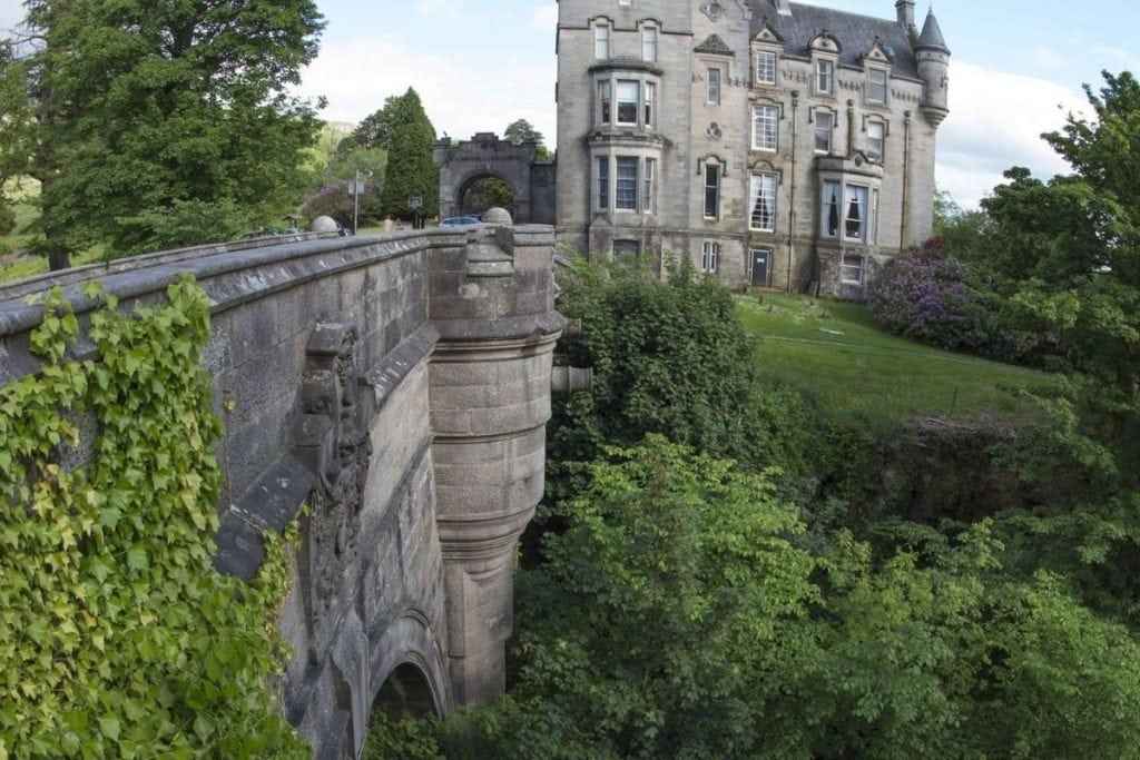 Otra vista del puente donde se aprecia Overtoun House